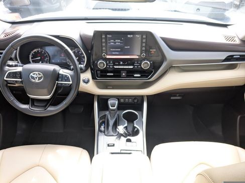 Used 2022 Toyota Highlander XLE FWD image 14