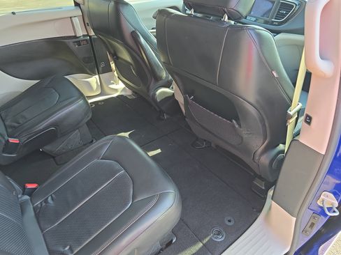 Used 2018 Chrysler Pacifica Touring-L image 11