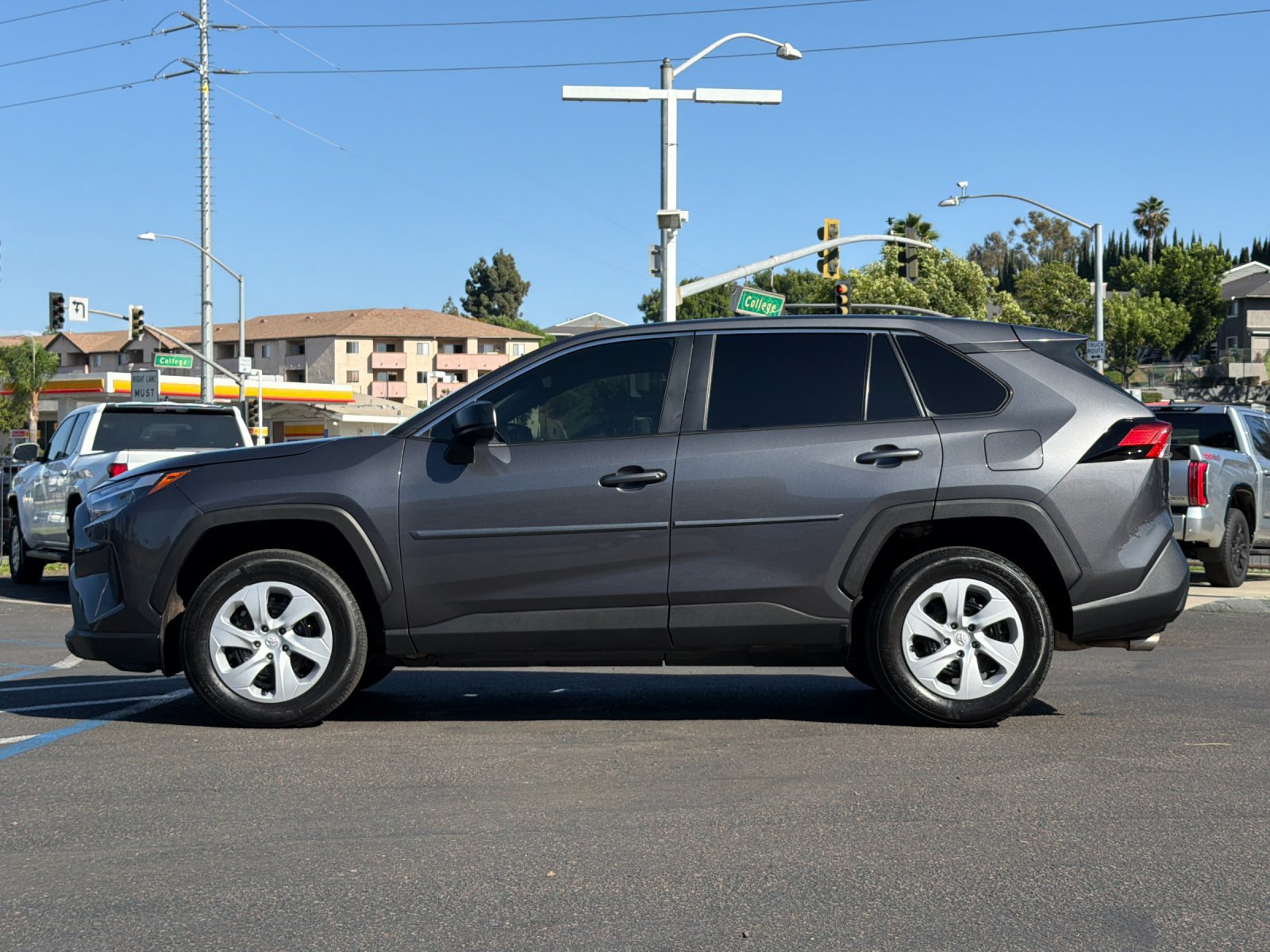 Used 2025 Toyota RAV4 LE AWD/4WD image 2