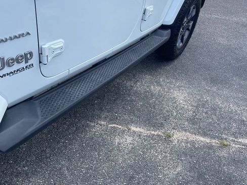 Used 2018 Jeep Wrangler Unlimited Sahara AWD/4WD image 11