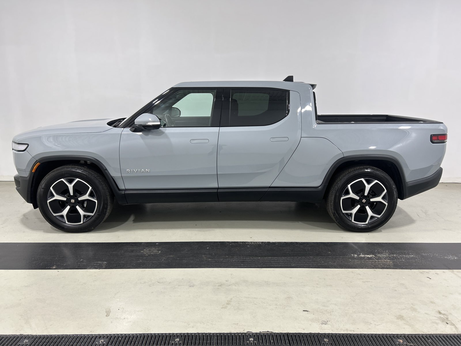 Used 2023 Rivian R1T Adventure Dual AWD/4WD image 2