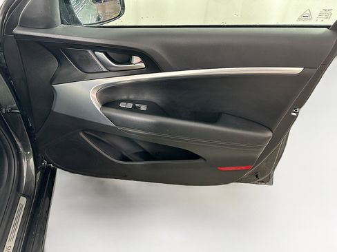 Used 2025 Genesis G70 2.5T image 32