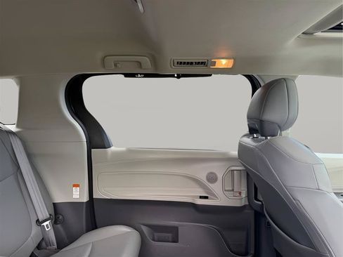 Used 2021 Toyota Sienna XLE AWD/4WD image 25