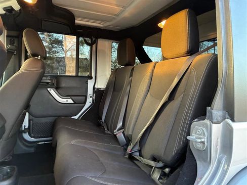 Used 2018 Jeep Wrangler Unlimited Sahara w/ Connectivity Group image 10