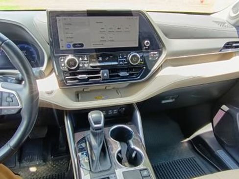 Used 2023 Toyota Highlander Limited AWD/4WD image 10