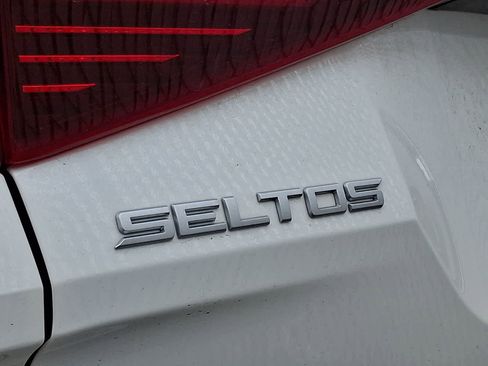 Used 2023 Kia Seltos S w/ Navigation Package AWD/4WD image 5