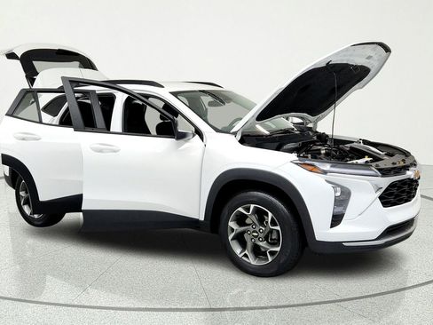 Used 2024 Chevrolet Trax LT FWD image 14