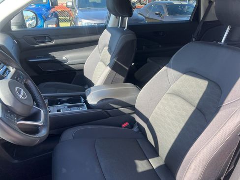 Used 2024 Nissan Pathfinder SV image 8