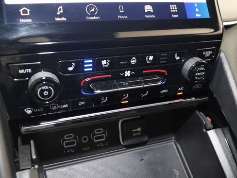 Used 2024 Jeep Grand Cherokee Overland w/ Luxury Tech Group IV image 32