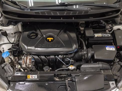 Used 2015 Hyundai Elantra SE w/ Option Group 03 FWD image 3