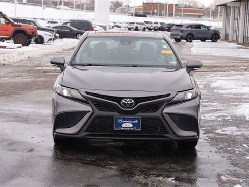 Used 2022 Toyota Camry SE image 4