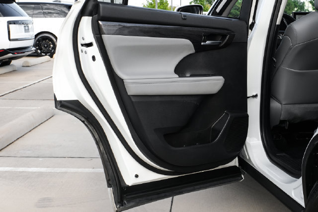 Used 2023 Toyota Highlander Platinum FWD image 53