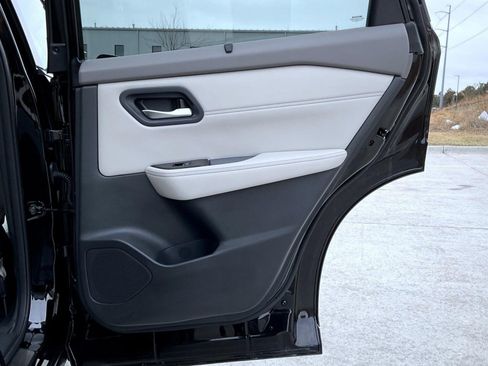 Used 2023 Nissan Rogue SL w/ SL Premium Package image 18