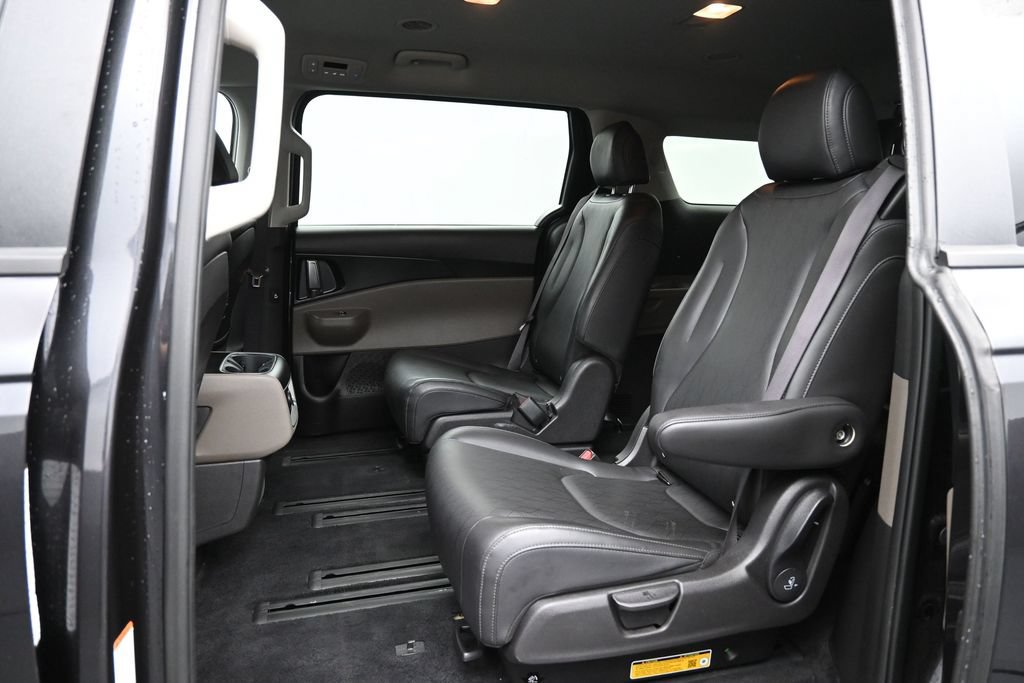 Used 2025 Kia Carnival FWD image 26