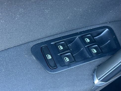 Used 2016 Volkswagen e-Golf SE w/ DC Fast Charging Package image 12