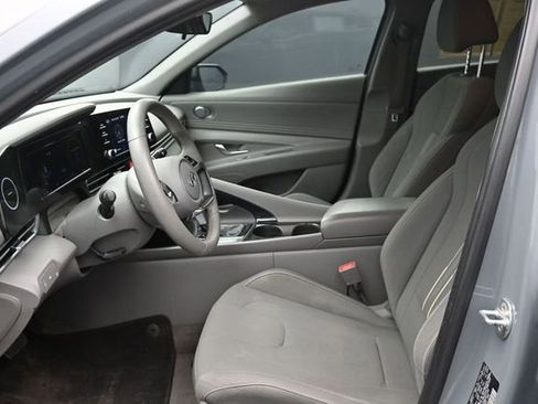 Used 2022 Hyundai Elantra SEL w/ Convenience + Premium Package FWD image 10