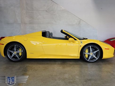 Used 2015 Ferrari 458 Spider RWD image 2