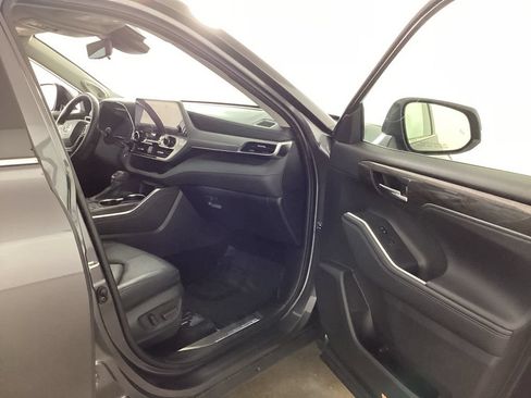 Used 2024 Toyota Highlander Platinum AWD/4WD image 17