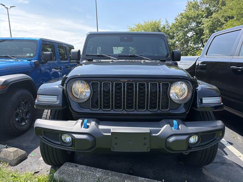 Used 2024 Jeep Wrangler Unlimited w/ Convenience Group AWD/4WD image 2