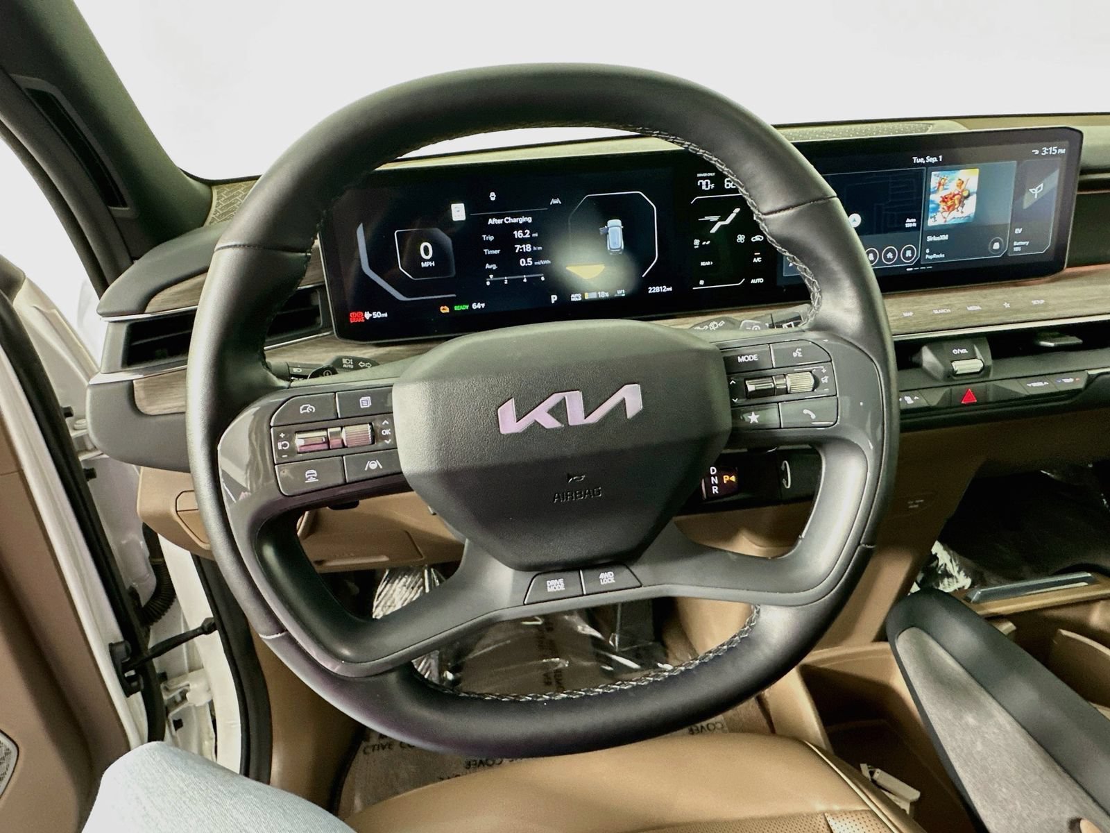 Used 2024 Kia EV9 Land w/ Towing Package AWD/4WD image 11