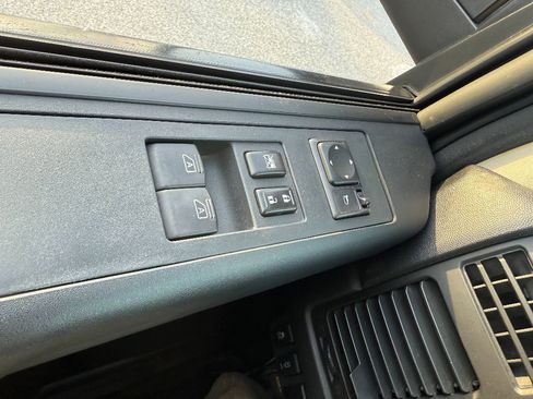 Used 2014 Nissan Titan SV w/ SV Value Truck Package image 13