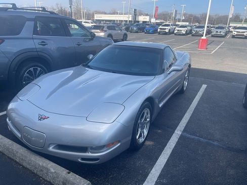 Used 2004 Chevrolet Corvette Coupe w/ Roof Package image 2