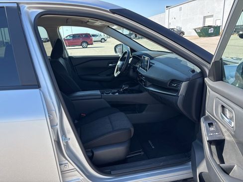 Used 2025 Nissan Rogue SV image 19