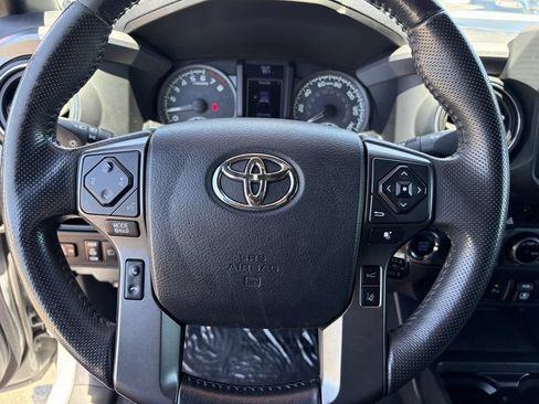 Used 2018 Toyota Tacoma TRD Sport AWD/4WD image 35