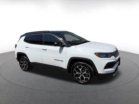 Used 2025 Jeep Compass Limited AWD/4WD image 2