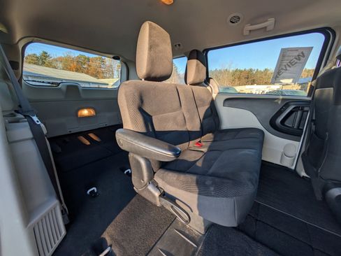 Used 2019 Dodge Grand Caravan SE w/ UConnect Hands-Free Group image 35
