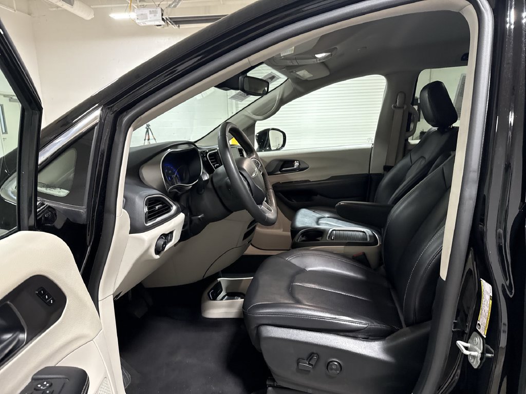 Used 2024 Chrysler Pacifica Touring-L FWD image 19