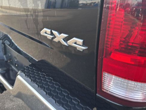 Used 2019 RAM 1500 Classic SLT w/ Luxury Group image 8