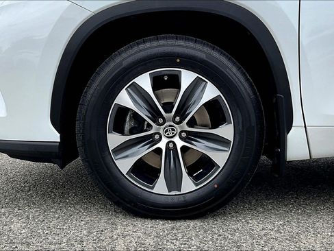 Used 2023 Toyota Highlander XLE AWD/4WD image 8
