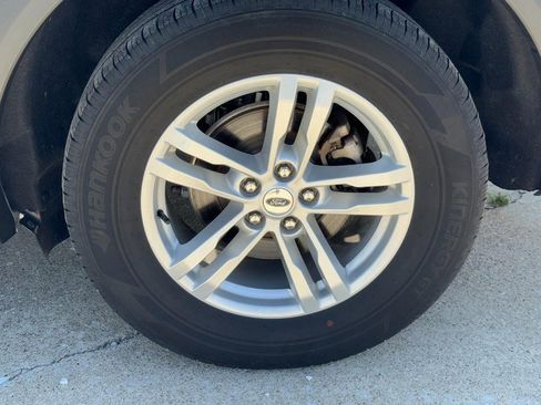 Used 2023 Ford Explorer XLT image 7