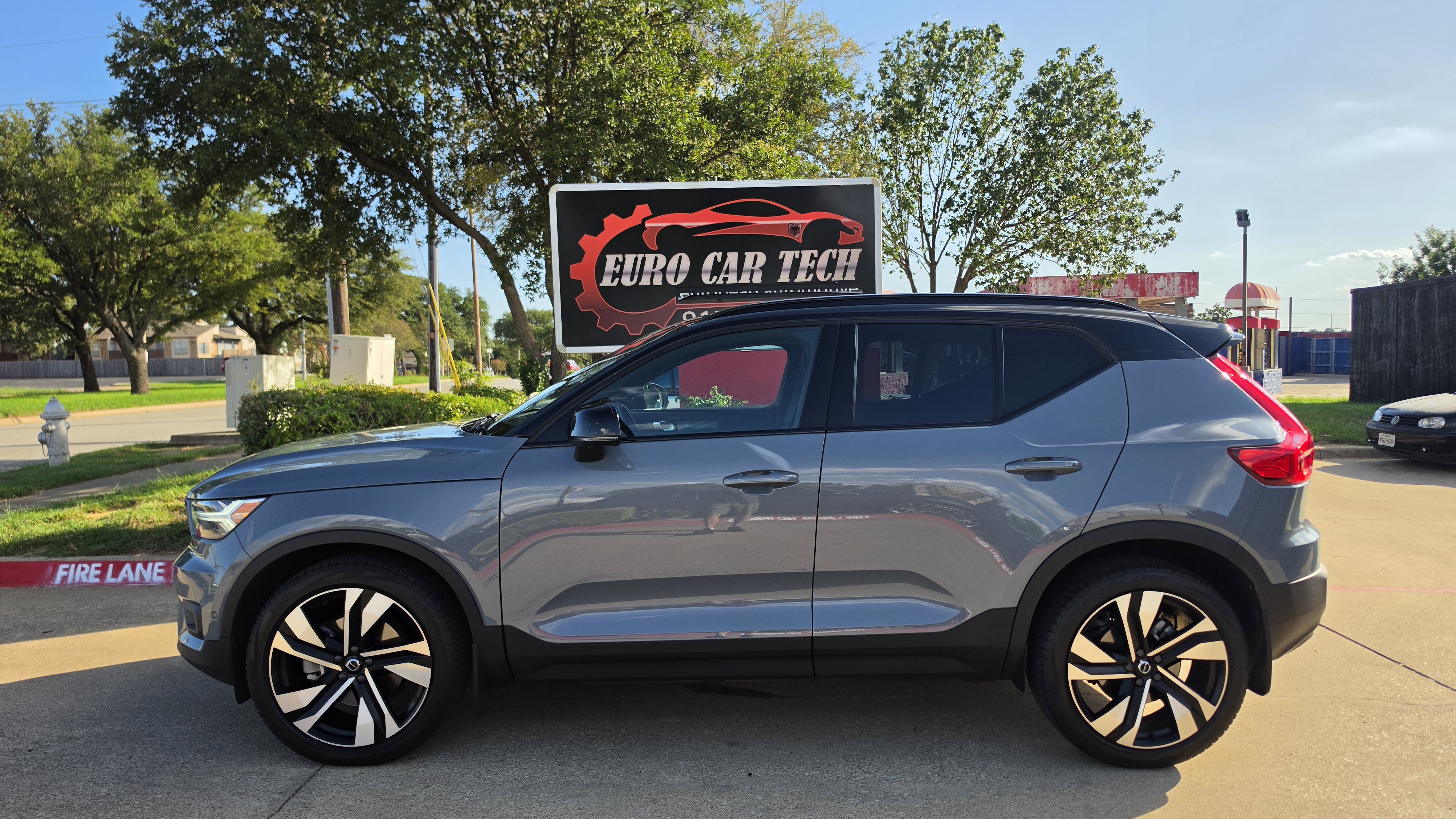 Used 2021 Volvo XC40 T5 R-Design w/ Advanced Package AWD/4WD image 2