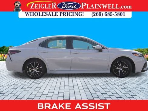 Used 2022 Toyota Camry SE image 6