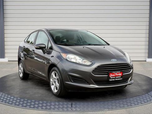 Used 2015 Ford Fiesta SE FWD image 1