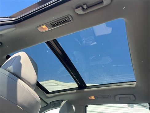 Used 2017 Toyota Highlander image 18