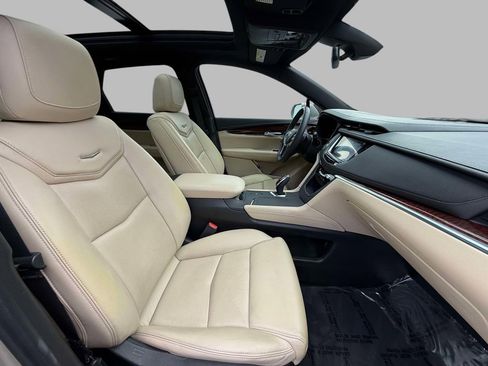 Used 2017 Cadillac XT5 Luxury w/ Driver Awareness Package image 14