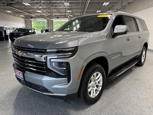 Used 2026 Chevrolet Suburban LT w/ Comfort Package AWD/4WD image 3