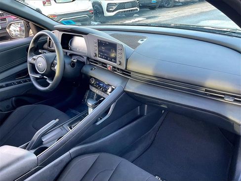 Used 2025 Hyundai Elantra Sport image 13