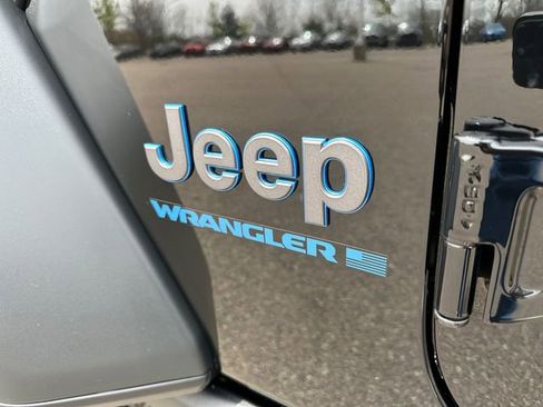 Used 2025 Jeep Wrangler Unlimited Rubicon 4xe w/ Convenience Group AWD/4WD image 14