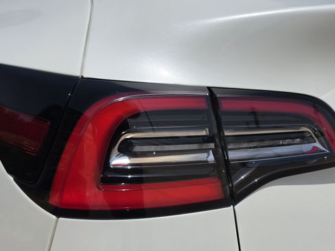 Used 2021 Tesla Model Y Long Range AWD/4WD image 10