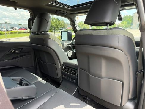 Used 2025 Lexus GX 550 w/ Accessory Package (CT) AWD/4WD image 38