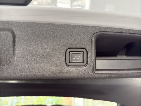 Used 2023 GMC Terrain SLT w/ LPO, Floor Liner Package FWD image 9