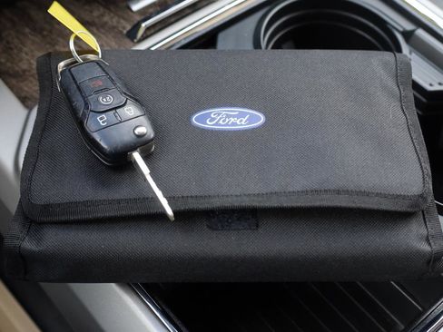 Used 2018 Ford F250 Lariat w/ Chrome Package image 12