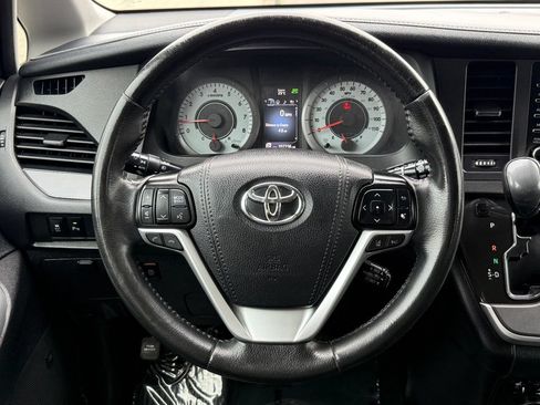 Used 2020 Toyota Sienna SE Premium w/ Nightshade Edition FWD image 33