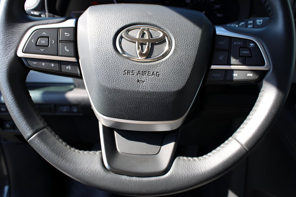 Certified 2025 Toyota Sienna XLE FWD image 14