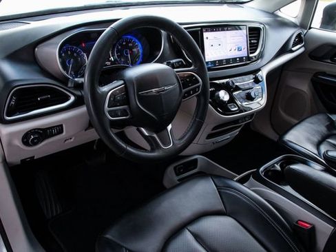 Used 2023 Chrysler Pacifica Touring-L image 9