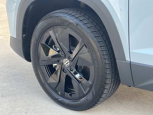 New 2026 Volkswagen Taos SE FWD image 6
